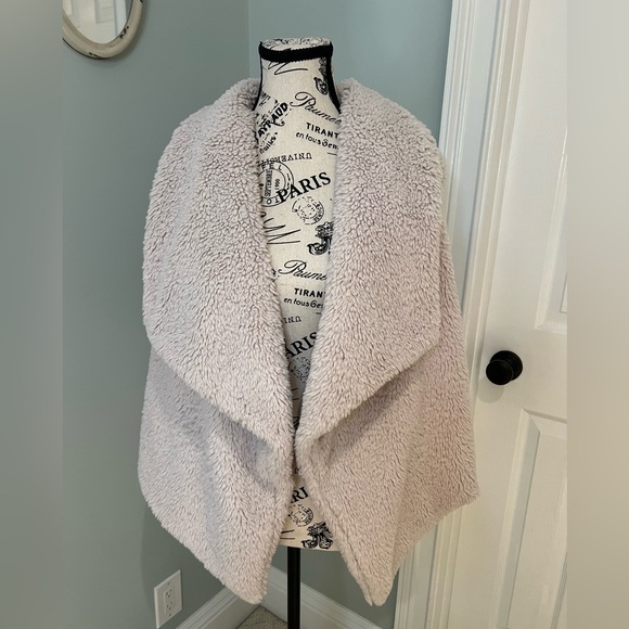 BB Dakota Jackets & Blazers - BB Dakota Rennie faux fur knit back front sweater vest | light beige | Size M